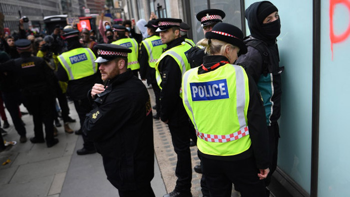 14 полицаи са ранени при антирасистките протестите в Лондон